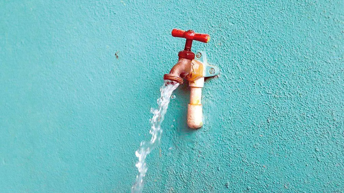 Llave con agua potable